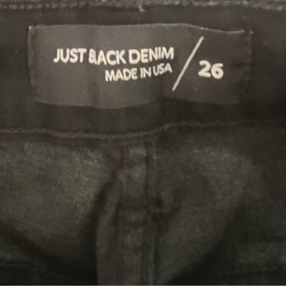 Just Black Denim- Skinny High Rise Jean with Frayed Hem. Black. Size: 26 - Picture 6 of 7